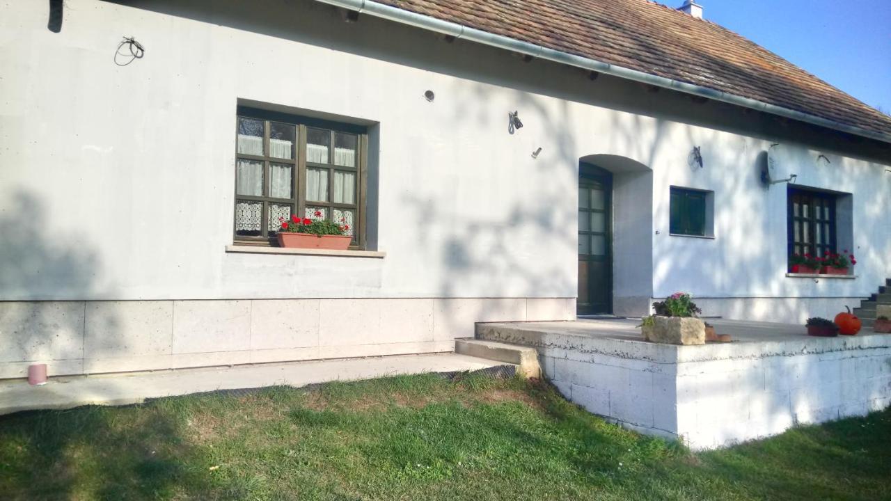 Gerecse Vendeghaz Hotel Sutto Buitenkant foto